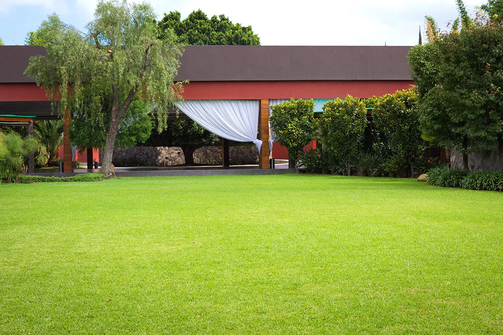 Jardín de La Macarena con el pabellón de madera al fondo